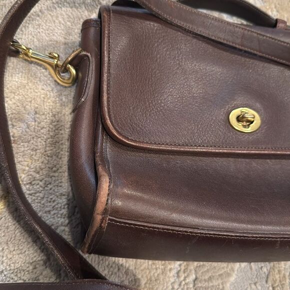 Coach
Leather handbag
Brown, Leather made in USA 1992 GUc check
With book - Picture 3 of 16